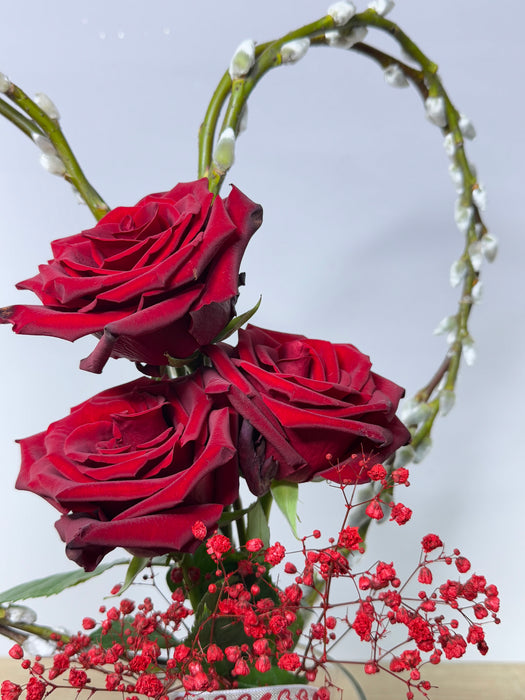 3 Rose Rosse su cuore di salice