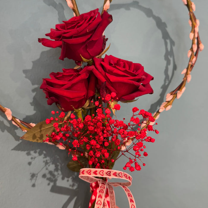 3 Rose Rosse su cuore di salice