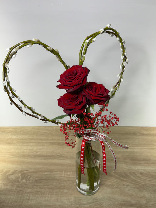 3 Rose Rosse su cuore di salice