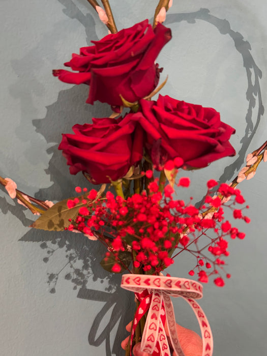 3 Rose Rosse su cuore di salice