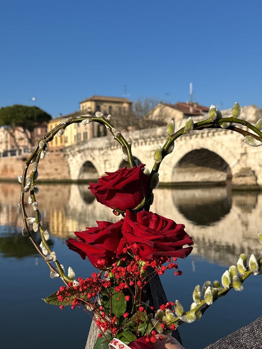 3 Rose Rosse su cuore di salice