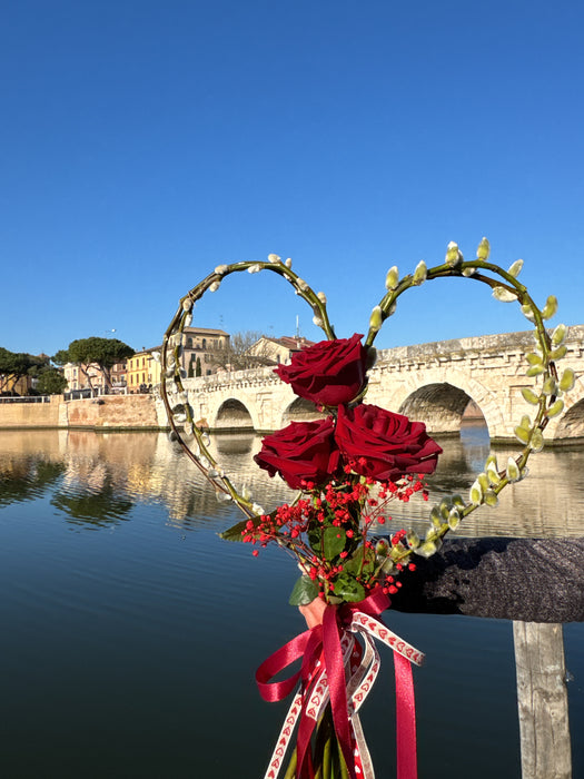 3 Rose Rosse su cuore di salice